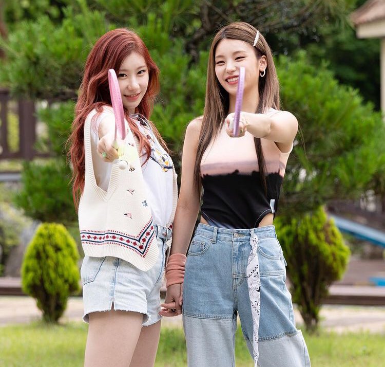 shintarocreates's tweet photo. ryeongji gonji! ❤️
our artists of the month 😍 
#itzy #itzyfanart #itzydrawing #yeji #chaeryeong #ryeongji #ryeongjigonji https://t.co/Ypp9monHah