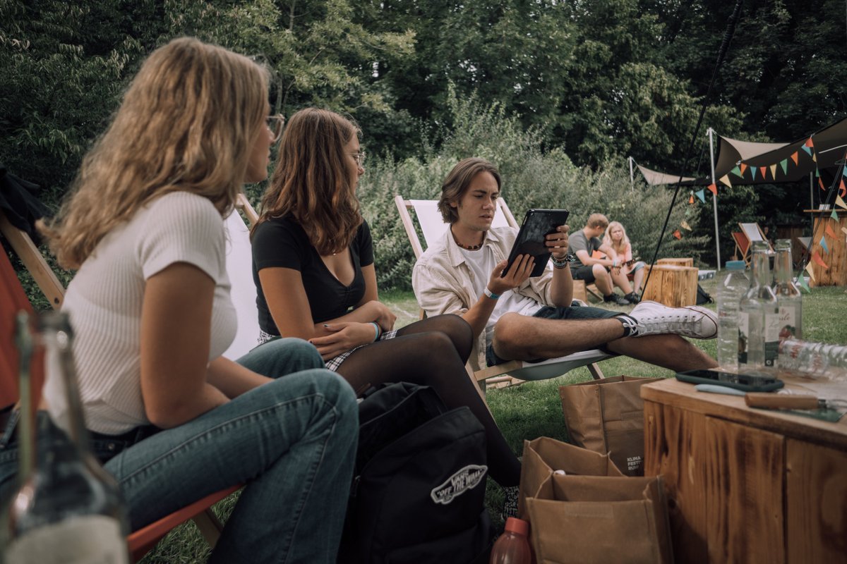 ruhr2022's tweet photo. Das #klimafestivalruhr Picknick ist schon wieder vorbei - schade, denn es war so toll! Besonders beeindruckend waren die #Kunstwerke, die bei der Malaktion kreiert wurden. Bis zum 19.9. sind diese im @lwl_aktuell Industriemuseum in #Dortmund zu bestaunen. #Klimaschutz https://t.co/K2kUu9K5GN