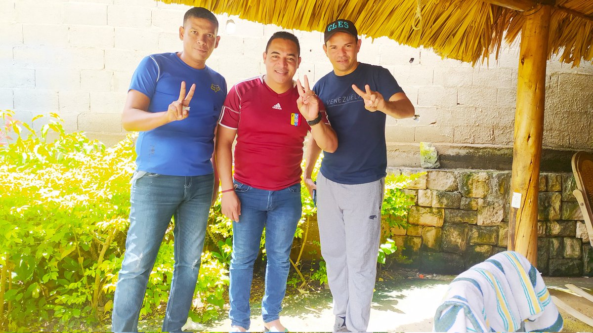 antoniohd_jpsuv's tweet photo. #SemanaRadicalConsciente Feliz Inicio de Semana, con mi hermano Jpsuv. Leales Siempre Pdte @NicolasMaduro gracias diariamente por su enseñanza. La Victoria nos pertenecen Pdte @jorgerpsuv Venceremos Gob @EdwinRojasM #AsambleaNacional🇻🇪 #DiosNosGuia🙏 https://t.co/FiyPs2iuRd