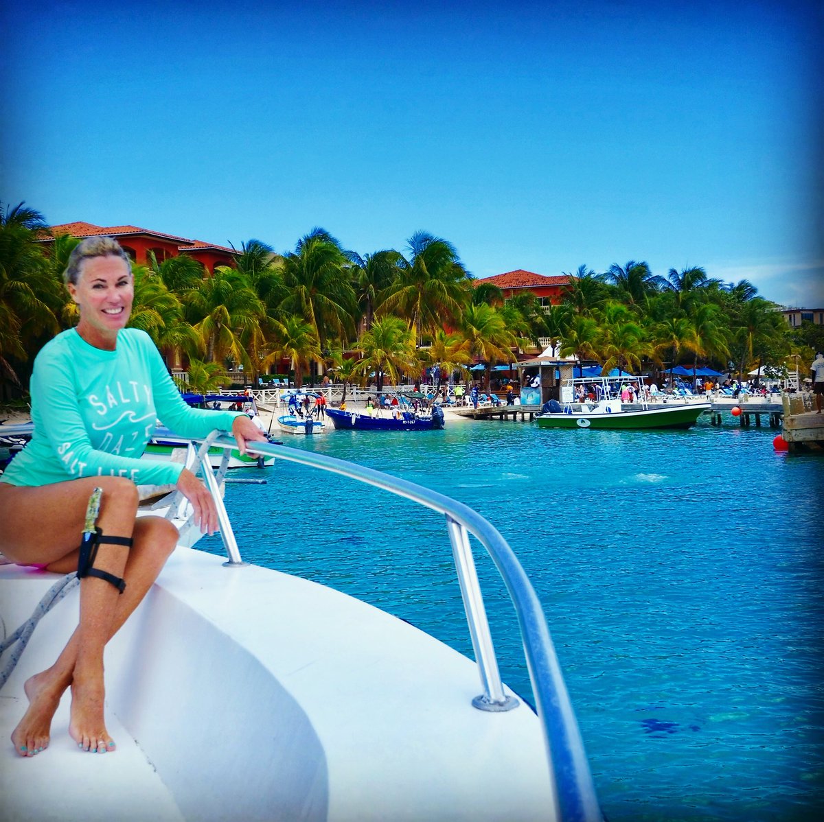 MikeMorganKFOR's tweet photo. Diving anyone? #InfinityDivers #Roatan #WestBay #RoatanIsland #womeninSTEM #diving #OkieERNurse #Oceanography #knife July 2021 https://t.co/cM03cCGSKV