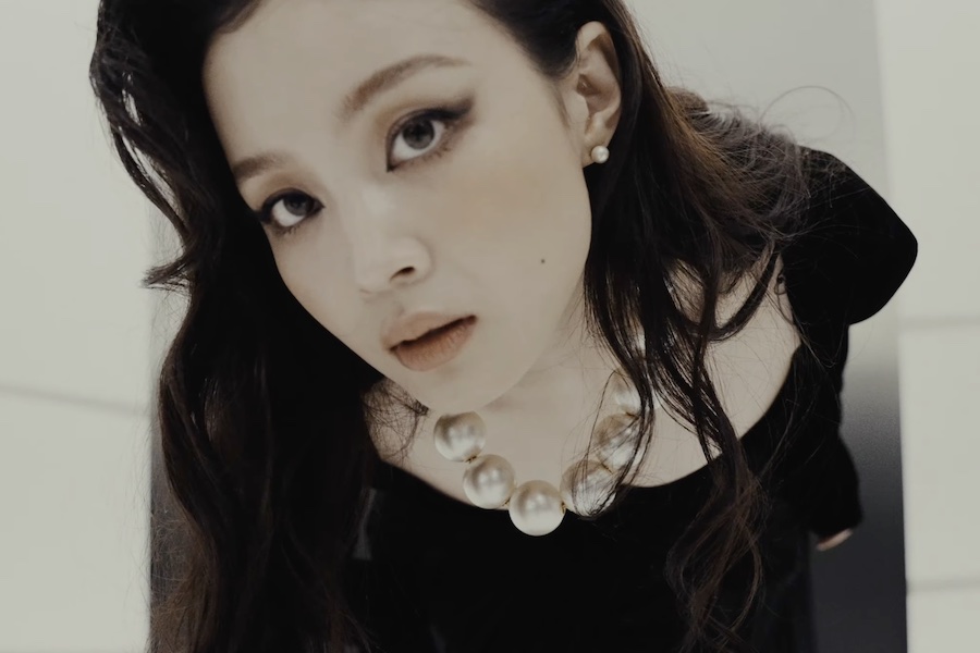 soompi's tweet photo. WATCH: #LeeHi Announces Release Of New Studio Album With Intro Teaser
https://t.co/jNJgJVARqk https://t.co/RgXldx2LTk