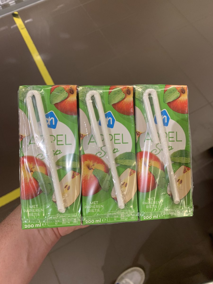 Geplastificeerd kartonnen pakjes, in plasticfolie, met in plastic hoesje een kartonnen rietjes. Stapelgek zijn we.