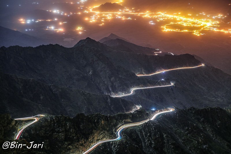في المجال السياحي تعتبر عقبه التوحيد من المعالم التي تستقطب السياح بجمالها ووعوره تضاريسها .. انادي كل من يريد الاستثمار في عسير بان يجعلو هذا المنظر نصب اعينهم لعمل مشاريع  سياحيه  ..