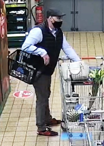 PoliceRuncorn's tweet photo. We’ve released this CCTV image as part of our enquiries after a woman in her 80s had her purse stolen at a supermarket in Runcorn. Can you help? More info here:
https://t.co/FKYcbHBGJo https://t.co/PdM5VdmtLN
