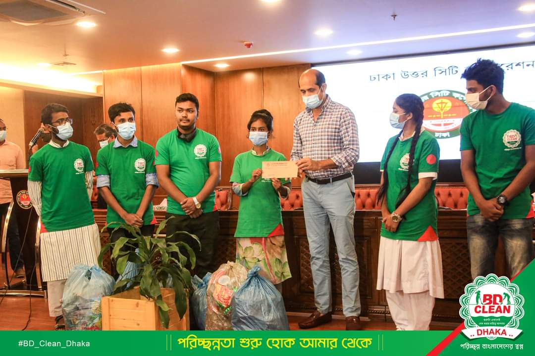shapon2point4's tweet photo. পরিত্যক্ত পলিথিন অথবা টায়ার, জমা দিলেই পুরস্কৃত করার ঘোষণা দিয়েছিলেন ঢাকা উত্তরের মেয়র। সেই ডাকে সাড়া দিয়ে এ ধরনের ৪০ হাজার বর্জ্য নিয়ে নগরভবনে হাজির বিডি ক্লিন।
পুরস্কার এর অর্থ দিয়ে ডাস্টবিন তৈরী করে দেওয়া হবে নগরীর কোন এক এলাকায় ।
#BD_Clean_Dhaka
#BD_Clean https://t.co/v2DVgS1pVw