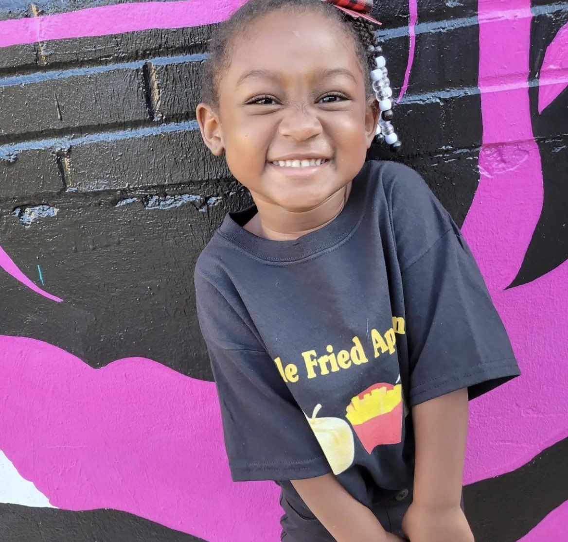 DeeHolt06's tweet photo. It’s Lauri in her Apple Fried Apple shirt for me🥺🍎🍟🍎🙌🏾 https://t.co/T0YDkdVjMX