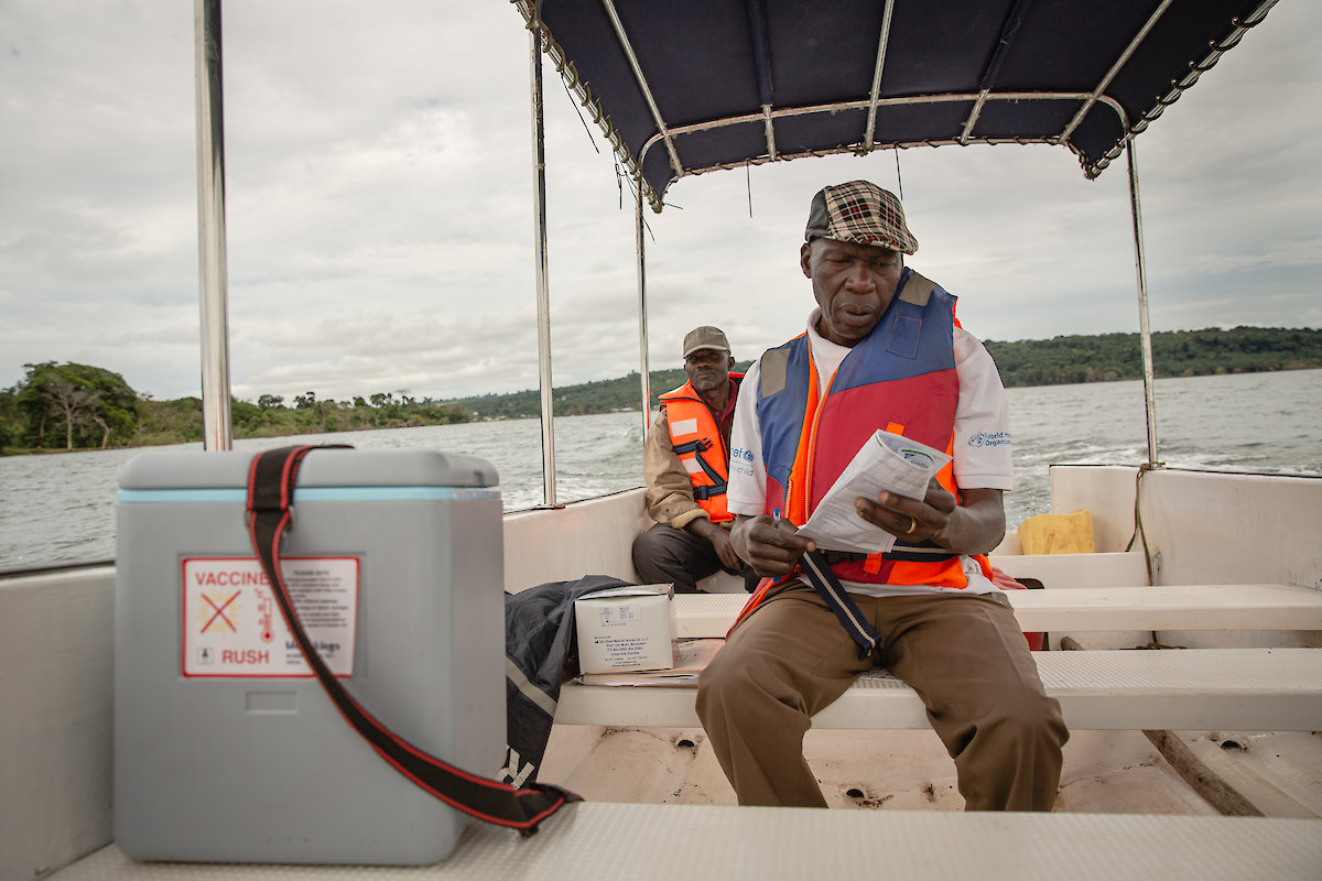 The man who transports corona vaccines across Africa's largest lake reveals a secret in the middle of the waves. 'I can't swim'  

🔗 bit.ly/3B841bt

📸 #ICYMI, Ugandan photojournalist @EstherR_Mbabazi reports about how every shot counts in Lake Victoria for @volkskrant