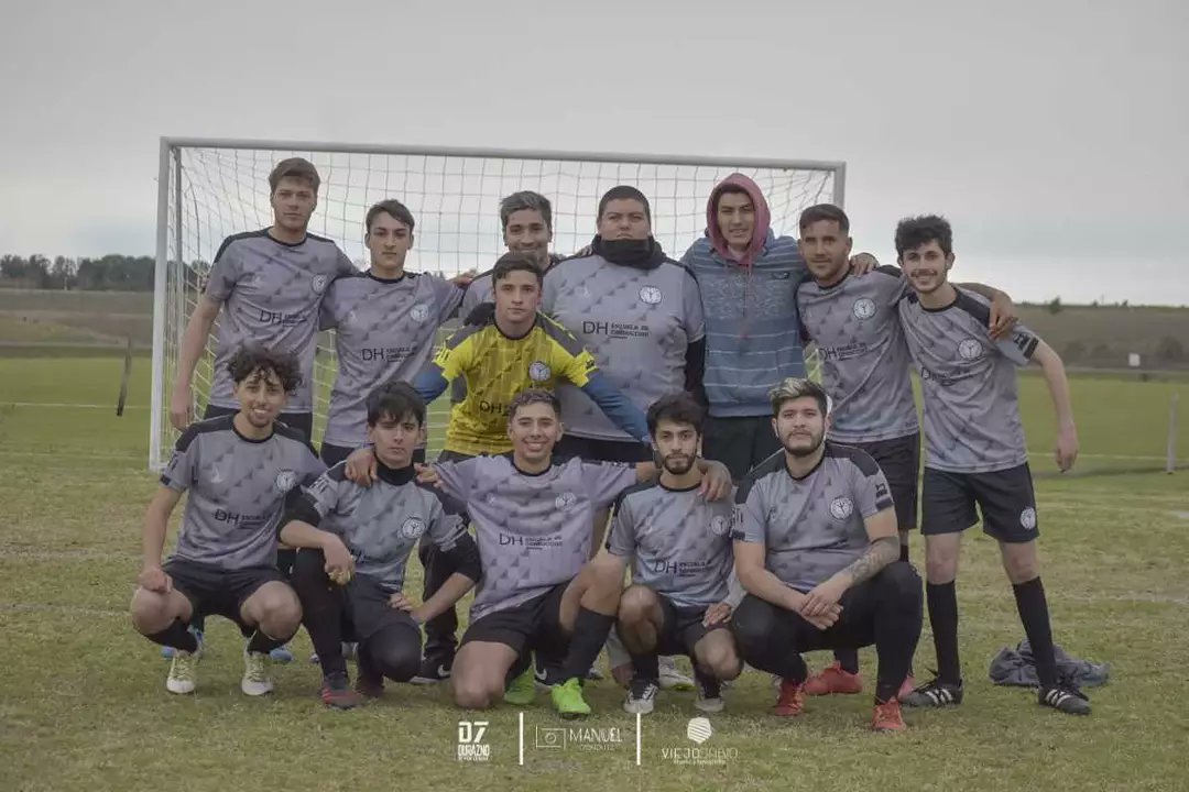 ArsenalDurazno's tweet photo. Algunas fotos de lo que fue la 6ta fecha frente a 4 bocas FC
⚽@DuraznoSeven
📸@soymanu_nico
#DaleArsenal ⚪⚫ https://t.co/8hmn3JUxun