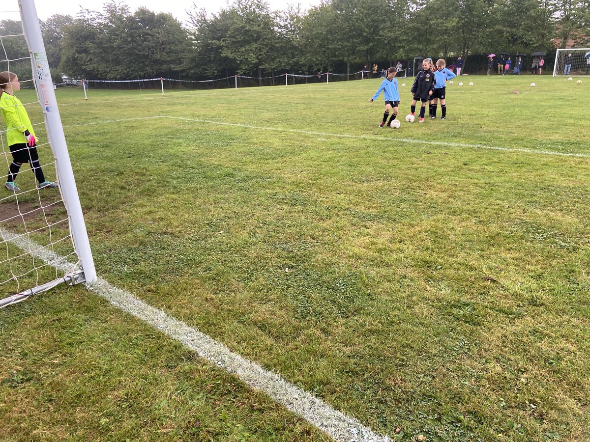 U9sTown's tweet photo. The girls played their first friendly of the summer yesterday against Loddon u9s. Every single one of them gave it their all despite the awful weather conditions⚽️💙 https://t.co/pz6eEoxLIm