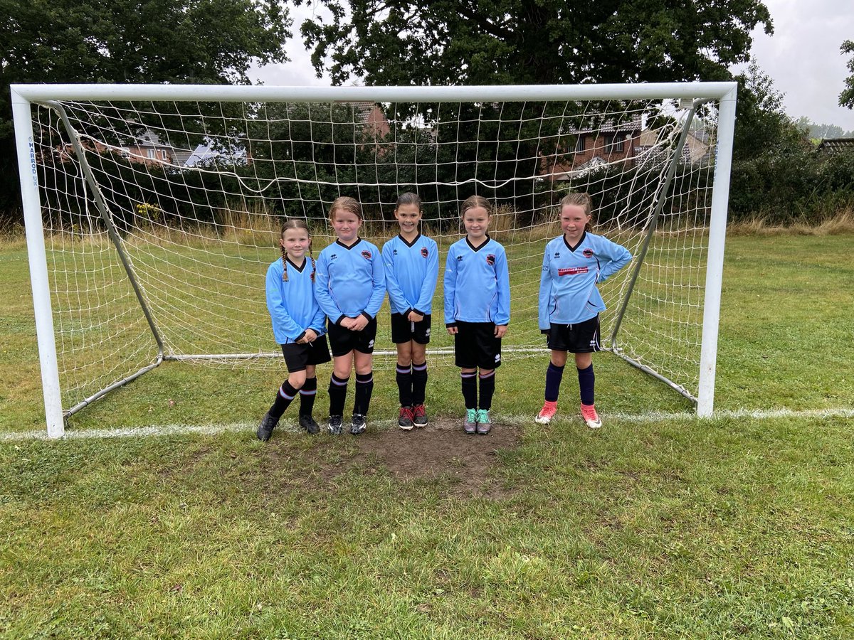 U9sTown's tweet photo. The girls played their first friendly of the summer yesterday against Loddon u9s. Every single one of them gave it their all despite the awful weather conditions⚽️💙 https://t.co/pz6eEoxLIm