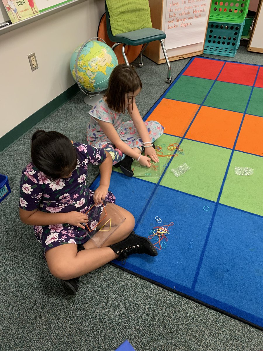 SiglockScholars's tweet photo. 2nd grade getting creative with geoboards! #2ndgraderocks #creativeinnovators #HumbleISD_BBE https://t.co/3g9R6yucO3