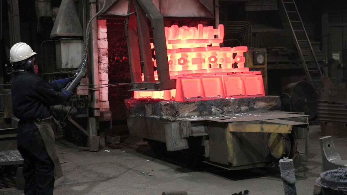 MASteelFoundry's tweet photo. #moltenmonday Just a little Monday morning heat treatment. I wonder if we could have a giant BBQ in this oven? 🤔
#steelfoundry #foundry #yyclocal #steelfabrication #canadianmade #steel #moltensteel https://t.co/Mw3CejJWwT