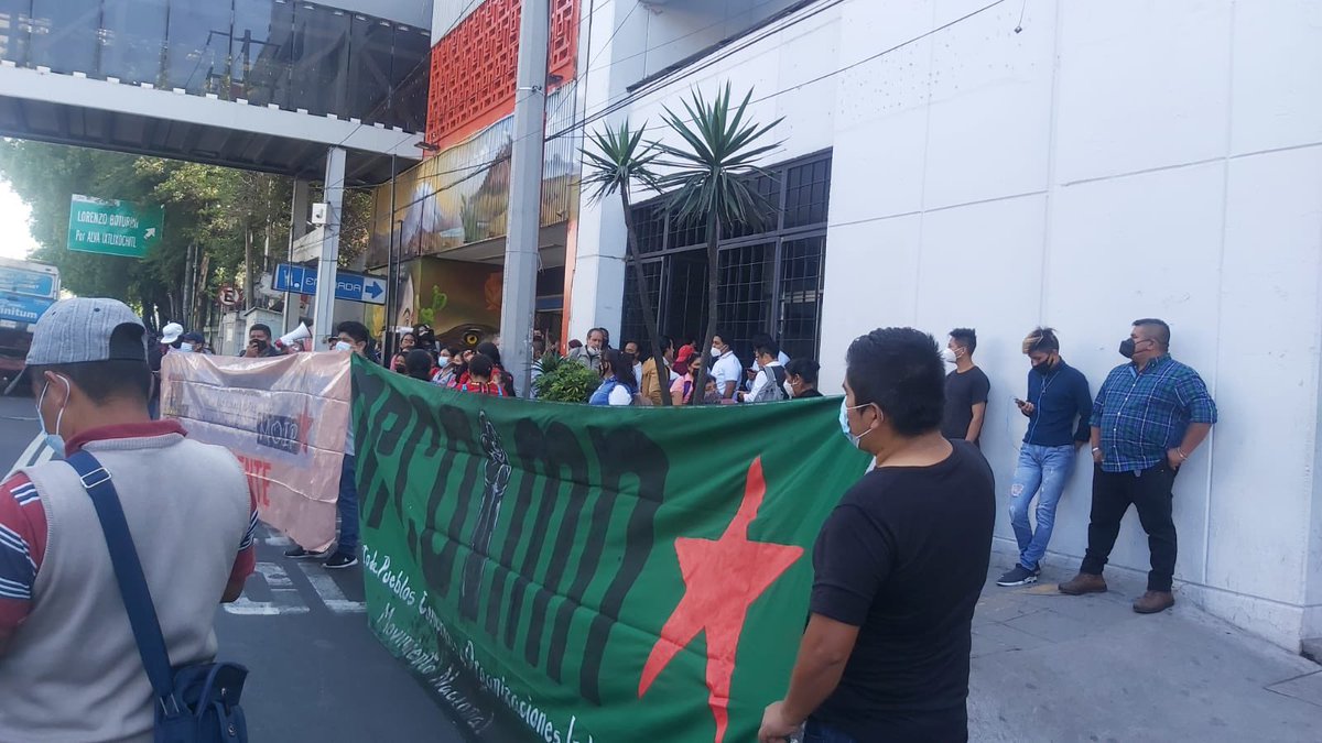 MPCOIMN's tweet photo. Ante la falta de respuesta de las autoridades, los compañeros artesanos se movilizan para que se les atienda, ante la pandemia necesitamos un programa emergente para la reactivación económica de las comunidades indígenas residentes @DanielCamposPl @Claudiashein https://t.co/nX2EQiExsF