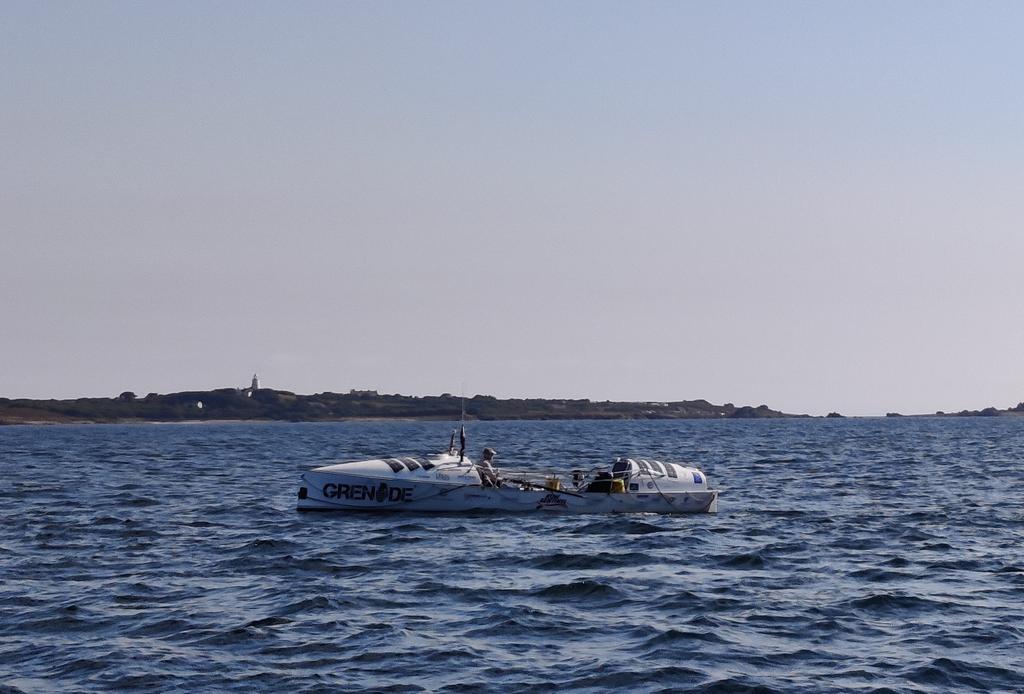 fielderhe's tweet photo. @rowsentinel Spotted from our taxi boat! Incredible stuff. Hero. https://t.co/D9ndsdK8hg