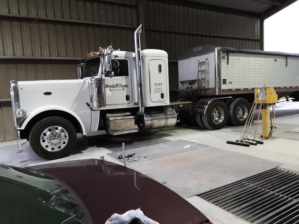 jared_woodall's tweet photo. STOLEN – $25,000 REWARD!
2016 Peterbilt  389
Fitzgerald glider stolen from Manchester, TN, on August 22, 2021 around 9:30 cst
 VIN.  0D431063. https://t.co/VfhNNjqXGR