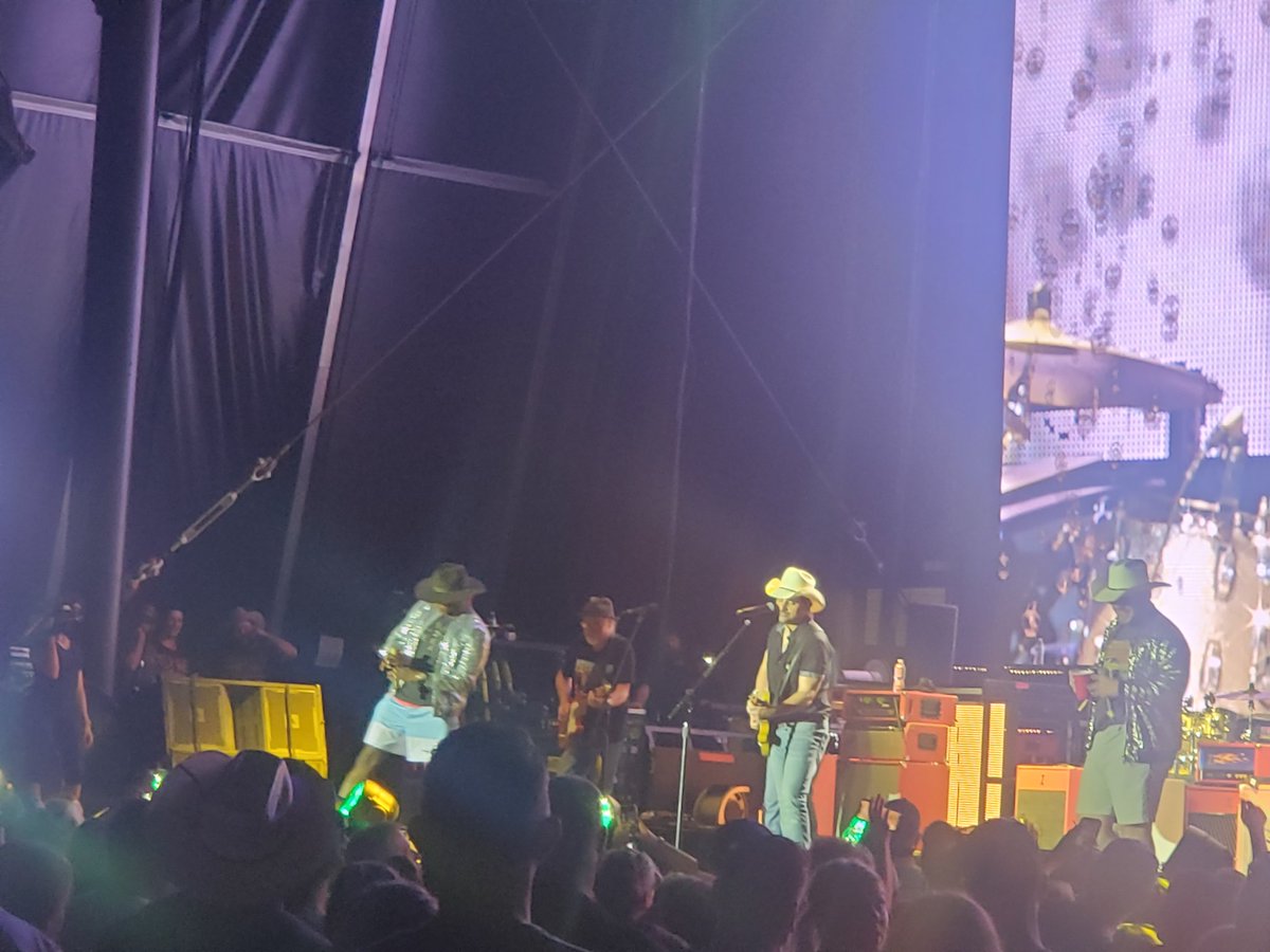 I was able to go the Brad Paisley show last night. Saw Kameron Marlowe, Jimmy Allen and Brad! It was absolutely amazing! https://t.co/GTXhcs6mB7