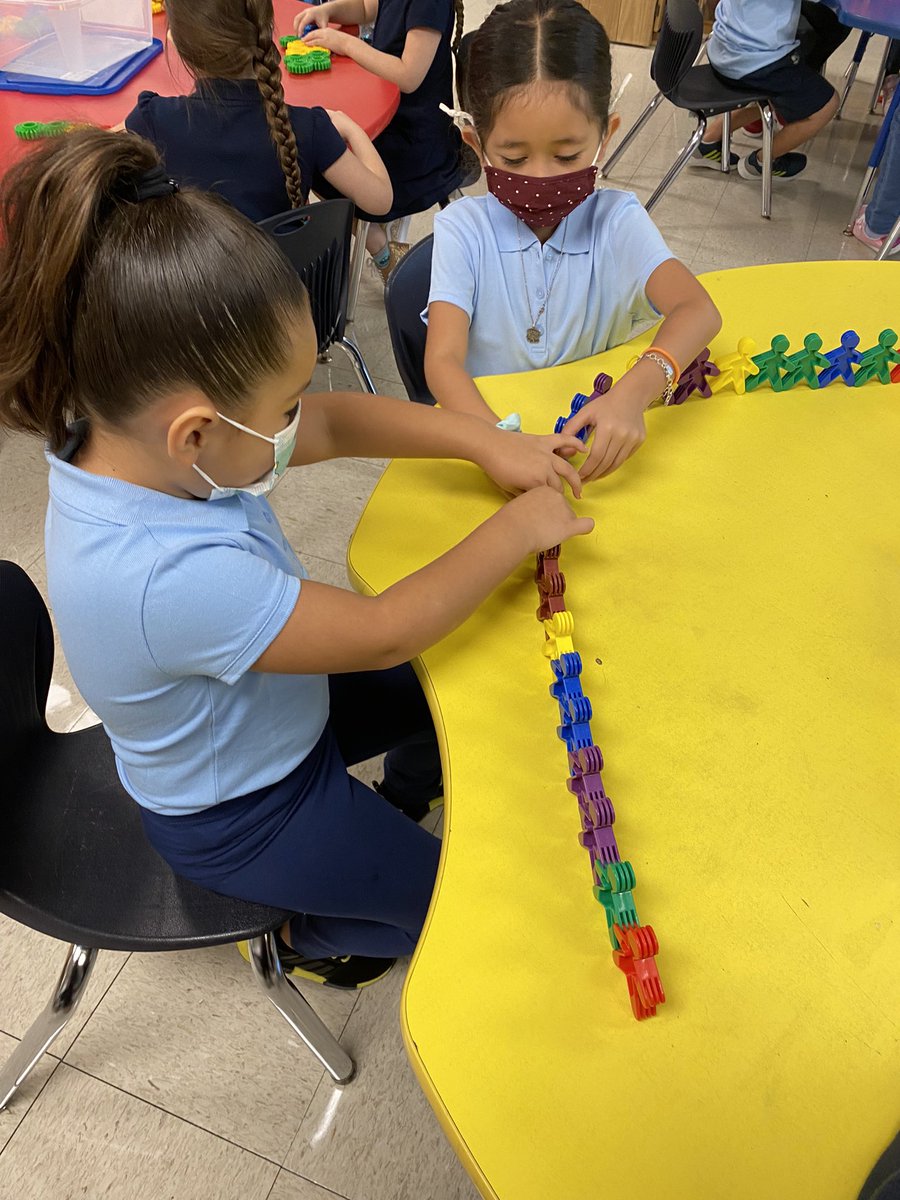 Bilingualadv's tweet image. First day of school @NISDPassmore I see groups of three, pattern building, and joining happening already in kinder! #mathematizing @MrsC_Reyes