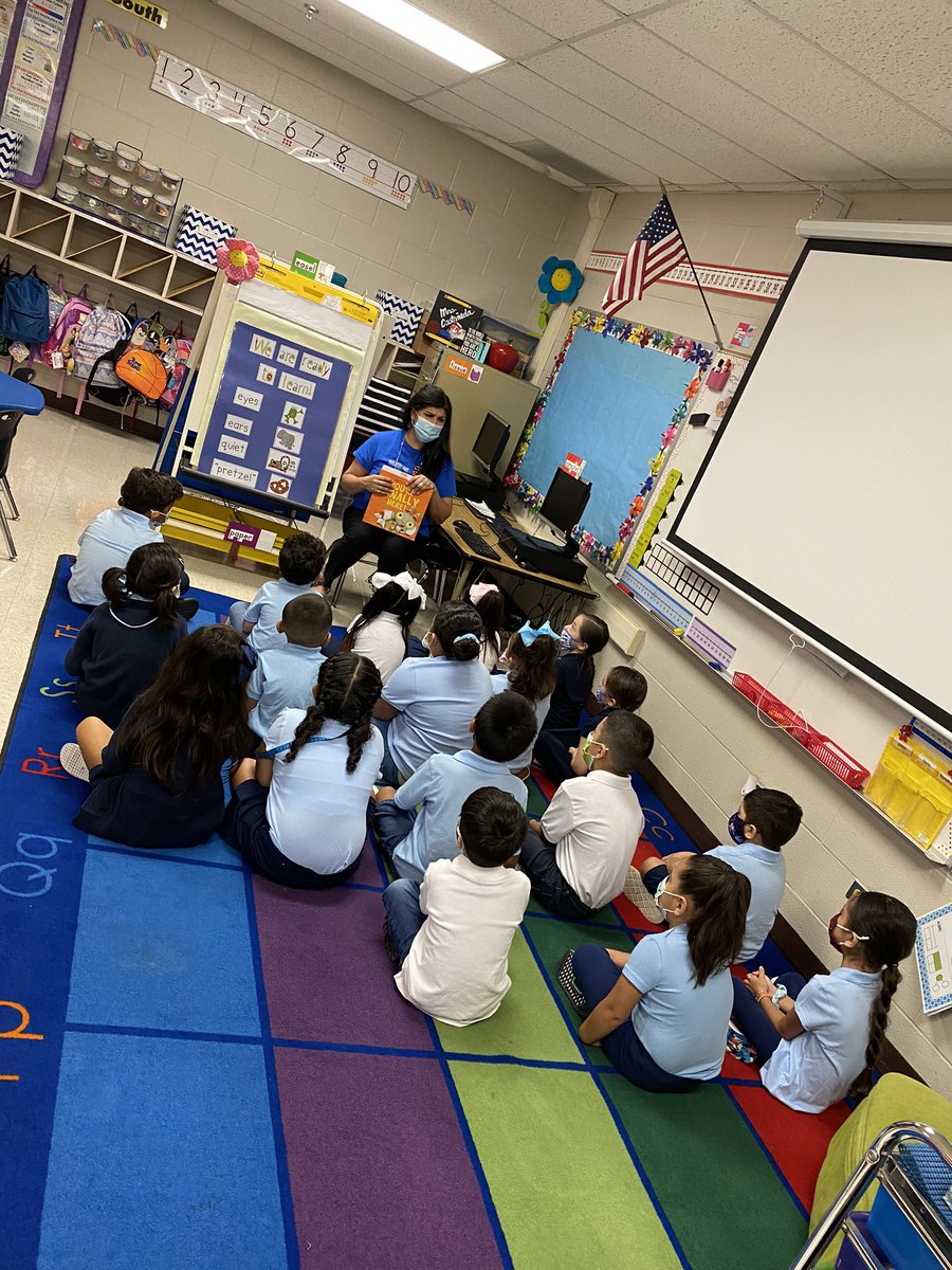 Bilingualadv's tweet image. First day of school @NISDPassmore I see groups of three, pattern building, and joining happening already in kinder! #mathematizing @MrsC_Reyes