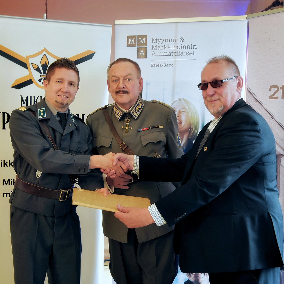 mmaetelasavo's tweet photo. MMA Pirkanmaan puheenjohtaja Jorma Muhonen lahjoitti @mmaetelasavo’lle 80-vuotis lahjaksi Marsalkka Mannerheimin isän Carl Robert Mannerheimin maakauppojen kauppakirjoja 1800-luvun lopulta, ajalta ennen Marsalkka Mannerheimin syntymää PJ @mapeolkkonen vastaanottajana. #mmaliitto https://t.co/SzJBa2JY7S