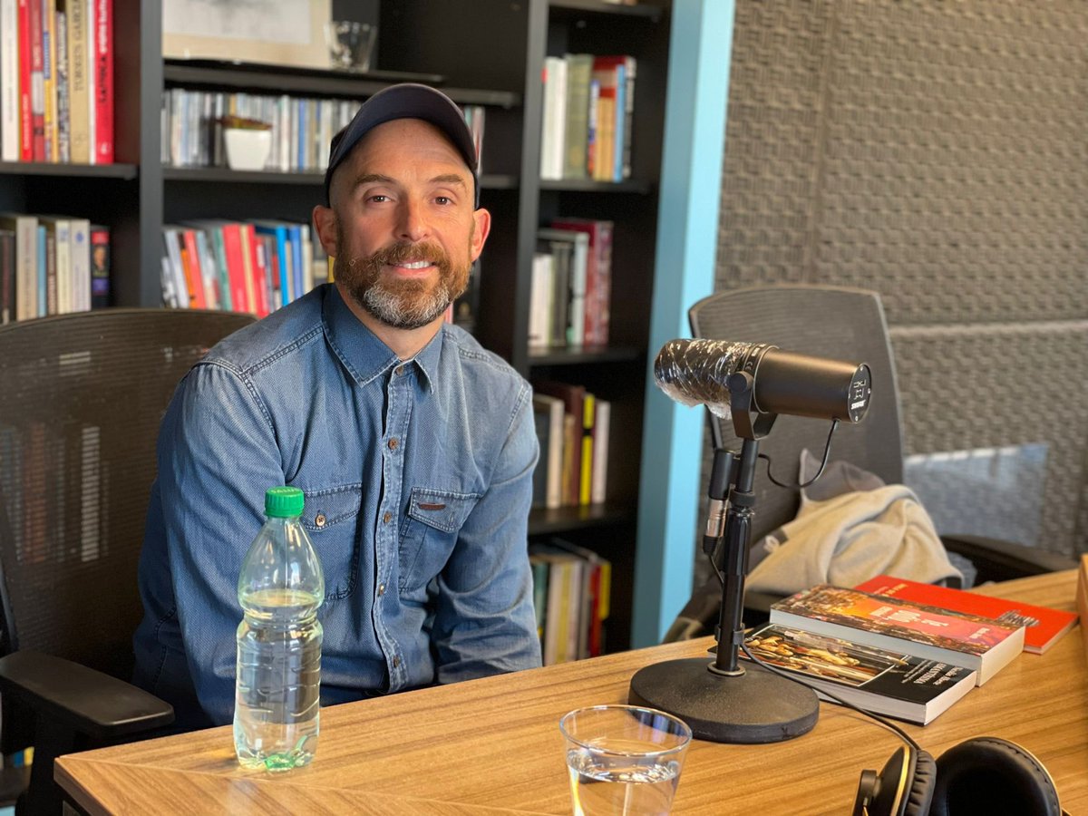 radiomundo1170's tweet photo. Y la presencialidad se va haciendo real. Atractivo diálogo entre @estefacanalda y su invitado el escritor #Alberte. La poesía, el ciclismo y la narrativa. ¿Todos podemos ser Messi? #LaConversación en un rato disponible en https://t.co/a7NczrPOHb Fotos @AgustinaRovetta https://t.co/vaINd8oboS