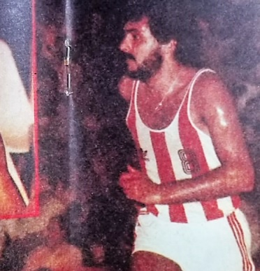 caubasquet's tweet photo. El tucumano "el negro" Carlos Romano fue el goleador del tatengue en 1986 (577 pts) y asistencia perfecta (29 partidos).
Con su carisma especial era un "preferido" por el aficionado en la tecnológica. ���️‍🔥

🎙 "La alegría me contagia por este regreso del Tate."

🏀🇦🇹 #LigaNacional https://t.co/BeK2FomeWT