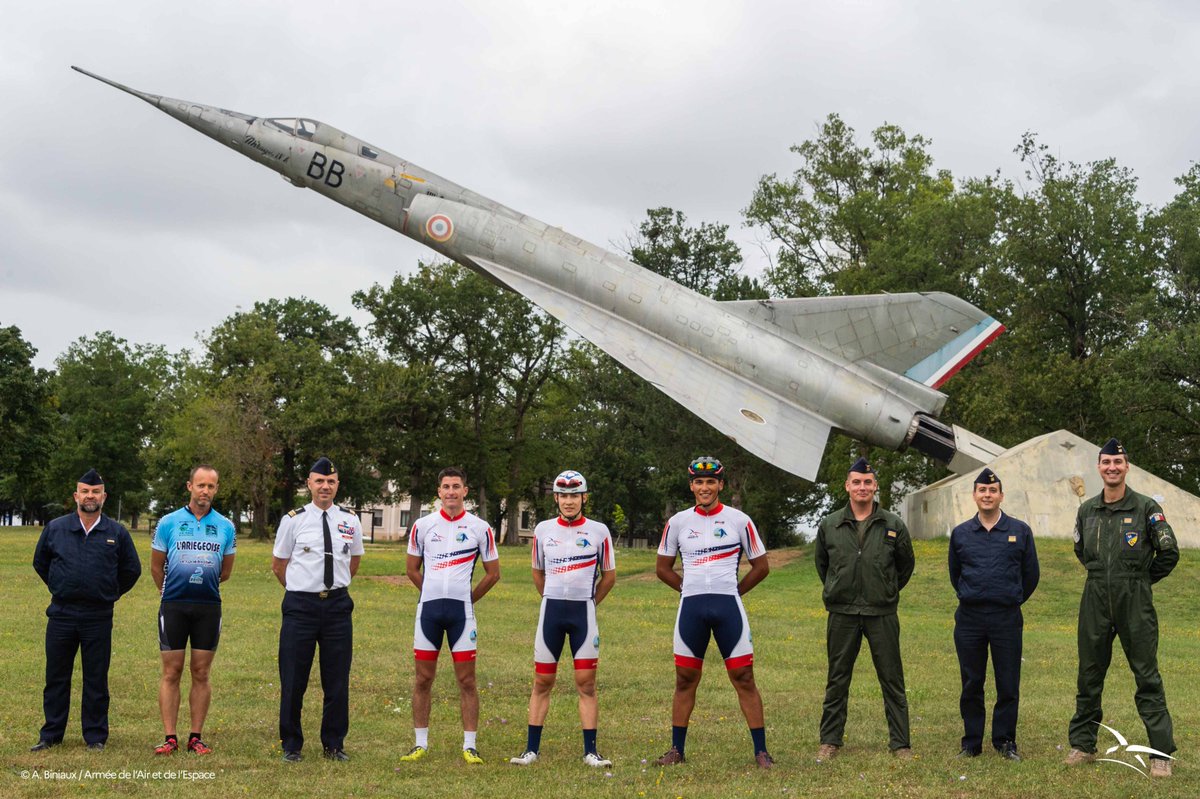 armeeszoneouest's tweet photo. ✈️ Le tour de France des bases aériennes réalisé par trois élèves officiers de l'@Ecoledelair et de l'Espace continue! Après une étape sur la base aérienne 123 d'#Orléans, les cyclistes ont atteint la #BA702 d'Avord le 16 août. Leur objectif? Récolter des fonds pour la #FOSA 💪 https://t.co/4eqbOEB8CN