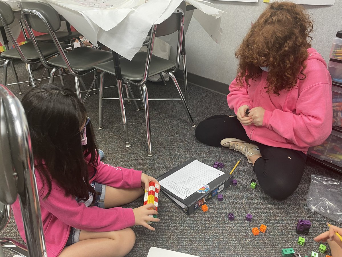 haystravelers's tweet photo. Exploring volume @PleasantUnionYR #iteach5th #lwh #volume #connectingcubes https://t.co/vmIGRijf3Z