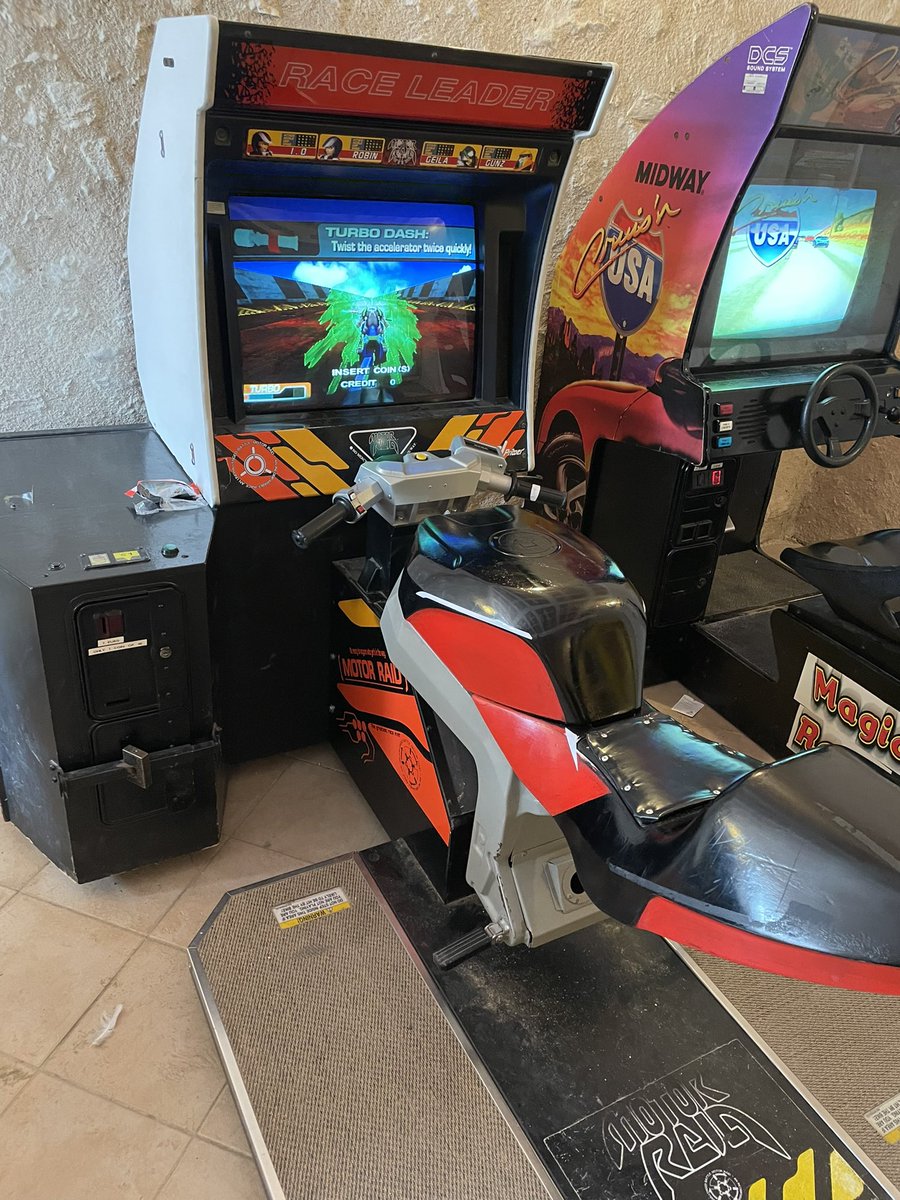 Legolas's tweet photo. Tiens un jeu d’arcade que je ne connaissais pas, de Yū Suzuki en plus. Un jeu de moto où on peut frapper son adversaire. #MotorRaid https://t.co/wqfRKJS9eK