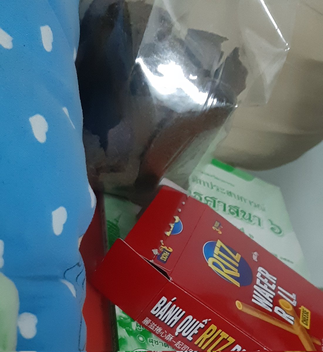 นอนกอดขนม