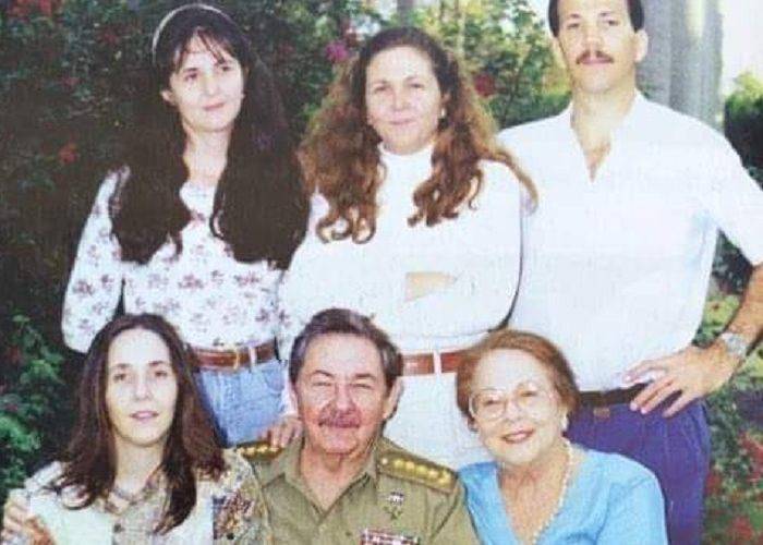 Javier33533196's tweet photo. Nuestro Raúl acompañado de su familia Vilma vive en nuestros corazones.#Aniversario61FMC #ACubaPonleCorazón #CubaPorLaVida 
@cubacooperaven @FMC_Cuba
@Cubacooperabol2 https://t.co/Dx5Qfx94Xb