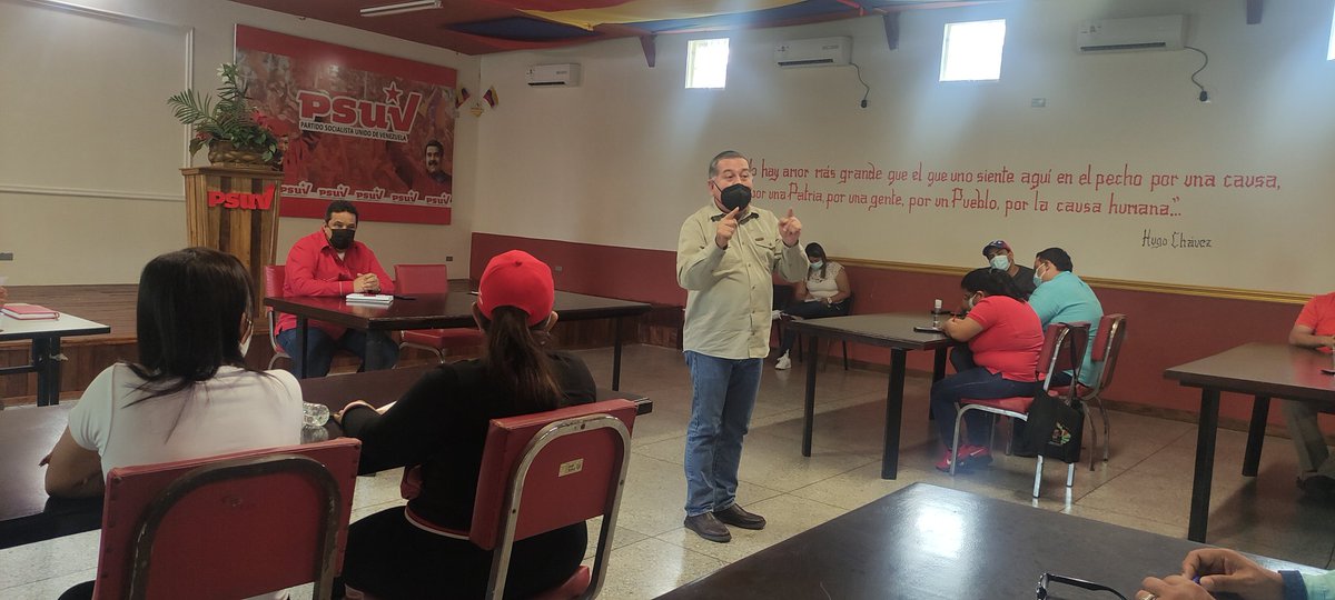 1/3 He convocado a una reunión de la dirección regional de nuestro <a href="/PartidoPsuv/">PSUV</a>. La tarea es fortalecer nuestra organización política  y enarbolar las banderas de lucha. Debemos mantener la Gobernación y alcaldías en manos de la Revolución para seguir honrando al pueblo.