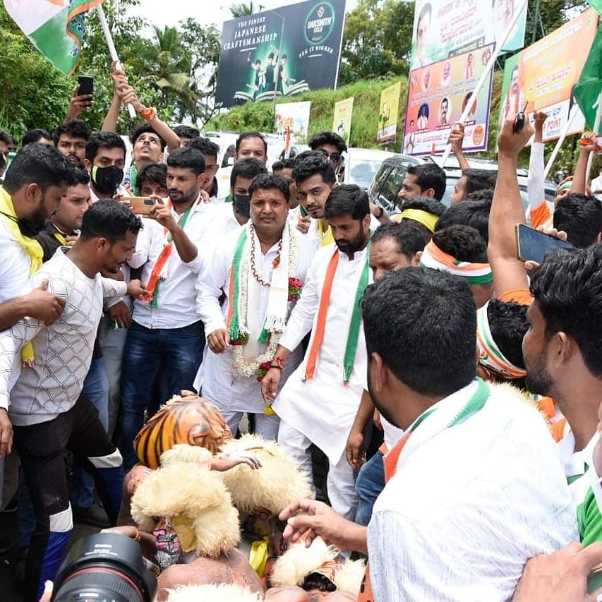 luqmanbantwal's tweet photo. ದ.ಕ ಜಿಲ್ಲಾ ಯುವ ಕಾಂಗ್ರೆಸ್ ಸಮಿತಿ ಆಯೋಜಿಸಿದ್ದ ಬ್ರಹ್ಮಶ್ರೀ ನಾರಾಯಣಗುರು ಜಯಂತಿ ಕಾರ್ಯಕ್ರಮದಲ್ಲಿ ಭಾಗವಹಿಸಲು ಮಂಗಳೂರಿಗೆ ಪ್ರಥಮ ಬಾರಿಗೆ ಆಗಮಿಸಿದ ಭಾರತೀಯ ರಾಷ್ಟ್ರೀಯ ಯುವ ಕಾಂಗ್ರೆಸ್ ಅಧ್ಯಕ್ಷರಾದ ಶ್ರೀ ಬಿ.ವಿ ಶ್ರೀನಿವಾಸ್ ಅವರನ್ನು ದ.ಕ ಜಿಲ್ಲಾ ಯುವ ಕಾಂಗ್ರೆಸ್ ಅದ್ದೂರಿಯಾಗಿ ಸ್ವಾಗತಿಸಿತು.
@srinivasiyc @IYC https://t.co/VzWgO60CZ0