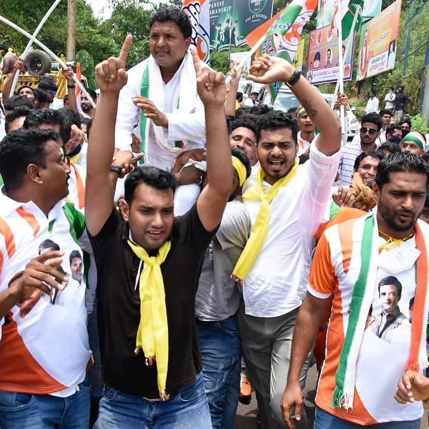 luqmanbantwal's tweet photo. ದ.ಕ ಜಿಲ್ಲಾ ಯುವ ಕಾಂಗ್ರೆಸ್ ಸಮಿತಿ ಆಯೋಜಿಸಿದ್ದ ಬ್ರಹ್ಮಶ್ರೀ ನಾರಾಯಣಗುರು ಜಯಂತಿ ಕಾರ್ಯಕ್ರಮದಲ್ಲಿ ಭಾಗವಹಿಸಲು ಮಂಗಳೂರಿಗೆ ಪ್ರಥಮ ಬಾರಿಗೆ ಆಗಮಿಸಿದ ಭಾರತೀಯ ರಾಷ್ಟ್ರೀಯ ಯುವ ಕಾಂಗ್ರೆಸ್ ಅಧ್ಯಕ್ಷರಾದ ಶ್ರೀ ಬಿ.ವಿ ಶ್ರೀನಿವಾಸ್ ಅವರನ್ನು ದ.ಕ ಜಿಲ್ಲಾ ಯುವ ಕಾಂಗ್ರೆಸ್ ಅದ್ದೂರಿಯಾಗಿ ಸ್ವಾಗತಿಸಿತು.
@srinivasiyc @IYC https://t.co/VzWgO60CZ0