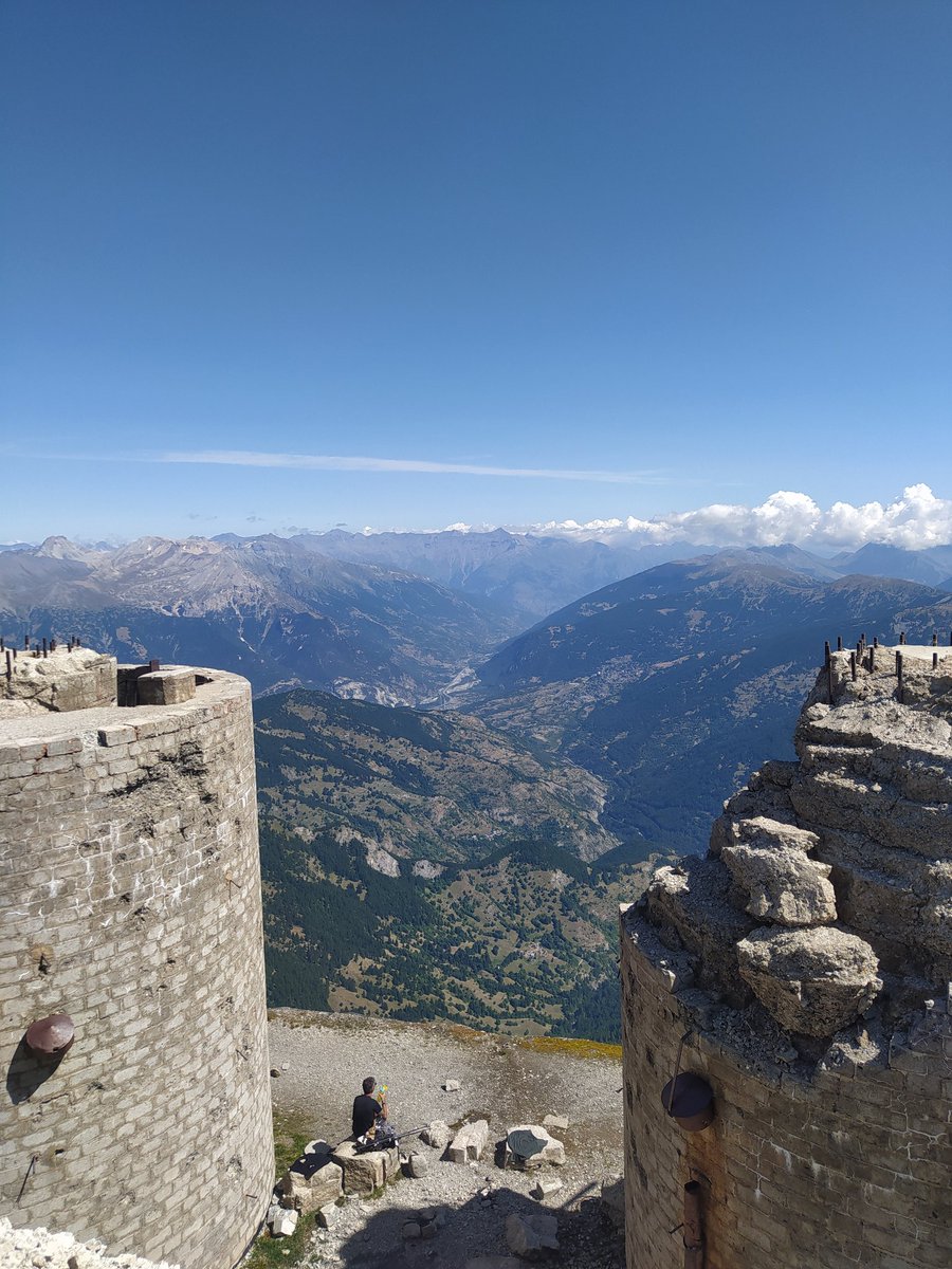 AlvesRobin's tweet photo. Après 1400m de dénivelé, le Mont #Chaberton et ses 3131m nous permet de profiter d'une vue sublime sur le Massif des #Ecrins , vallée de #Briançon Serre Chevalier et #Italie 🇮🇹
@Magnifique_FR @Balade_Sympa #photography #alpes #photooftheday https://t.co/FUbpDt7Qq5