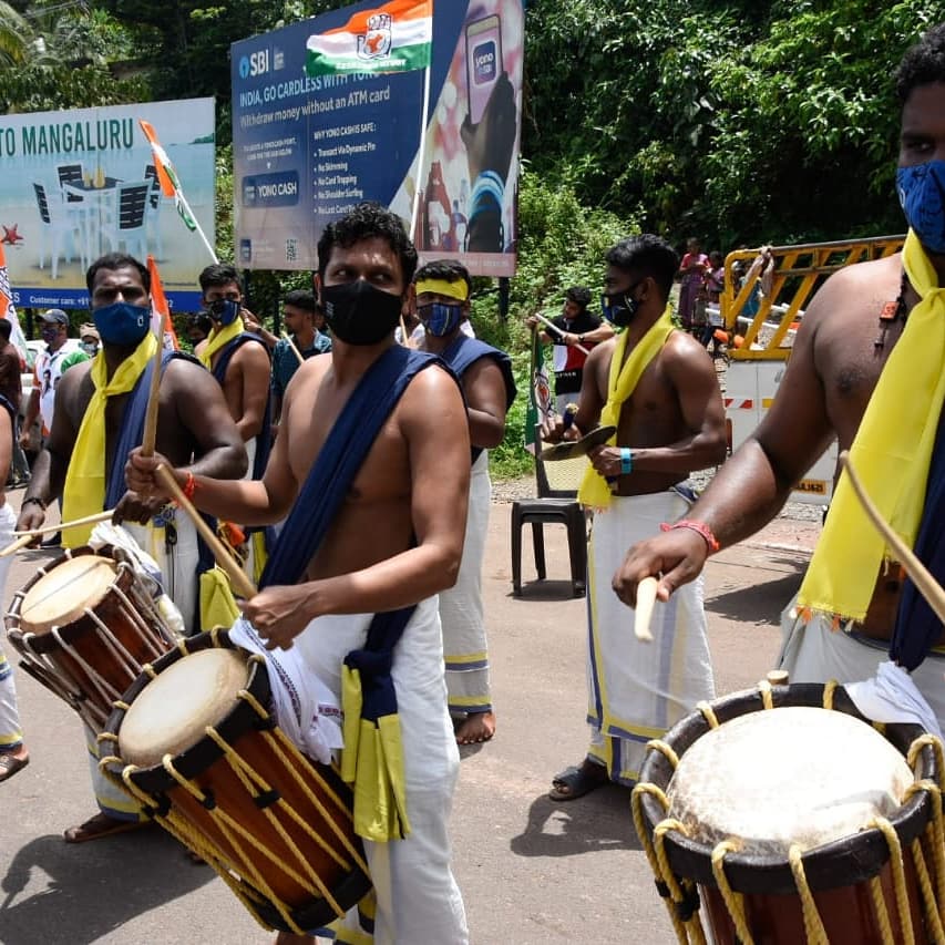 luqmanbantwal's tweet photo. ದ.ಕ ಜಿಲ್ಲಾ ಯುವ ಕಾಂಗ್ರೆಸ್ ಸಮಿತಿ ಆಯೋಜಿಸಿದ್ದ ಬ್ರಹ್ಮಶ್ರೀ ನಾರಾಯಣಗುರು ಜಯಂತಿ ಕಾರ್ಯಕ್ರಮದಲ್ಲಿ ಭಾಗವಹಿಸಲು ಮಂಗಳೂರಿಗೆ ಆಗಮಿಸಿದ ಭಾರತೀಯ ರಾಷ್ಟ್ರೀಯ ಯುವ ಕಾಂಗ್ರೆಸ್ ಅಧ್ಯಕ್ಷರಾದ ಶ್ರೀ ಬಿ.ವಿ ಶ್ರೀನಿವಾಸ್ ಅವರನ್ನು ದ.ಕ ಜಿಲ್ಲಾ ಯುವ ಕಾಂಗ್ರೆಸ್ ಸಮಿತಿ ನೇತೃತ್ವದಲ್ಲಿ ಅದ್ದೂರಿಯಾಗಿ ಸ್ವಾಗತಿಸಲಾಯಿತು.
@srinivasiyc @IYC https://t.co/B5QCxuaH7z