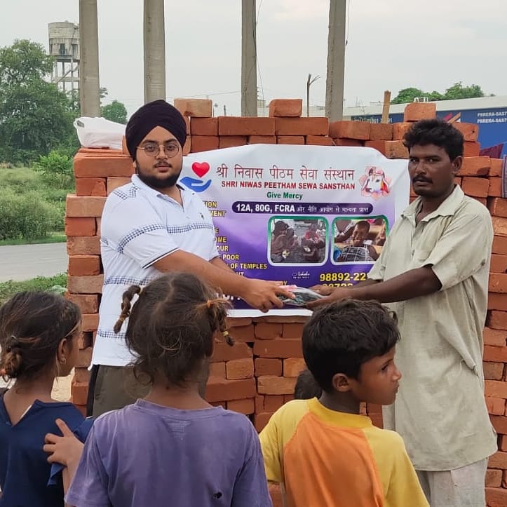 AyodhyaSn's tweet photo. Do some selfless service &amp; spread happiness.
Distribution of slippers in Punjab by Shree Niwas Peetham Sewa Sansthan.
#donatenow #becomeavolunteer #poorpeople #helpneedy #sewa #charity #ngo #lucknow #ayodhya #helpinghomelesschildren 
#helpinghomeless #snpeeth https://t.co/3QkgOCMTPk