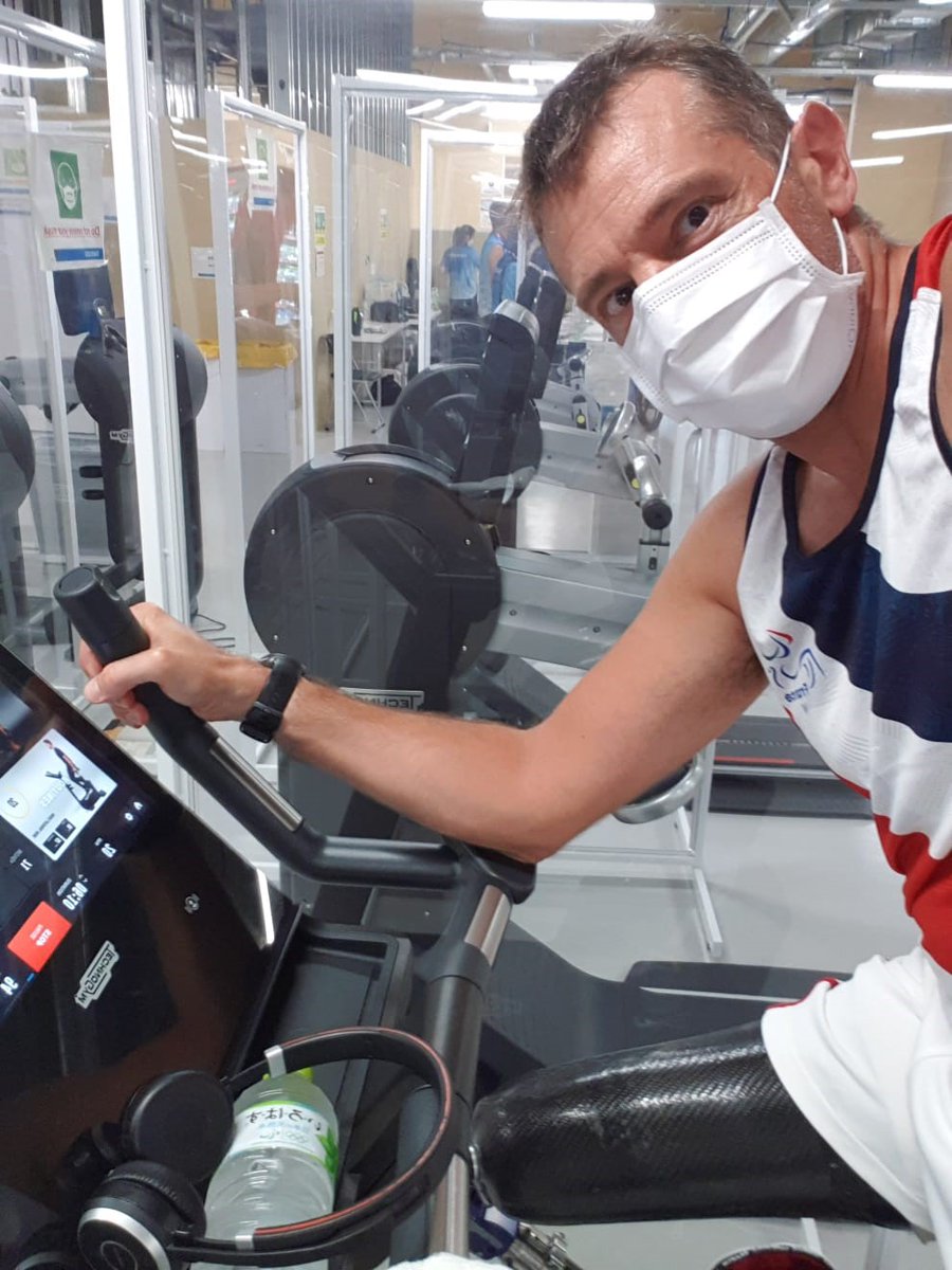 BoulogneSports's tweet photo. J-1 avant la cérémonie d'ouverture des @Paralympics de @Tokyo2020 - @LAVIGNEChristo6  - ici notre rameur de #Boulogne92Aviron en pleine séance de cardio au centre de sport du village - et  #HakimArezki de @EquipeFRA de #foota5, deux athlètes soutenus par @Ville_BoulogneB https://t.co/uQc5GgZPOm