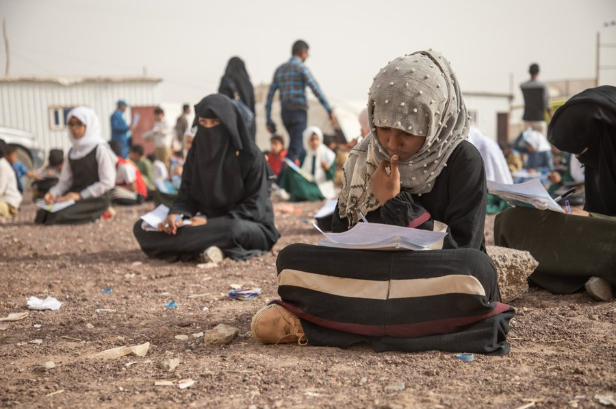 ☝️2⃣ mill children in #Yemen are out of school

6⃣ mill may face disruptions due to poverty, conflict &amp; lack of educational opportunities. Thousands of children have been recruited by armed forces&amp;groups. This war must end!

#SafeSchoolsDeclaration #ACTtoProtect
📸: <a href="/UNICEF_Yemen/">UNICEF Yemen</a>