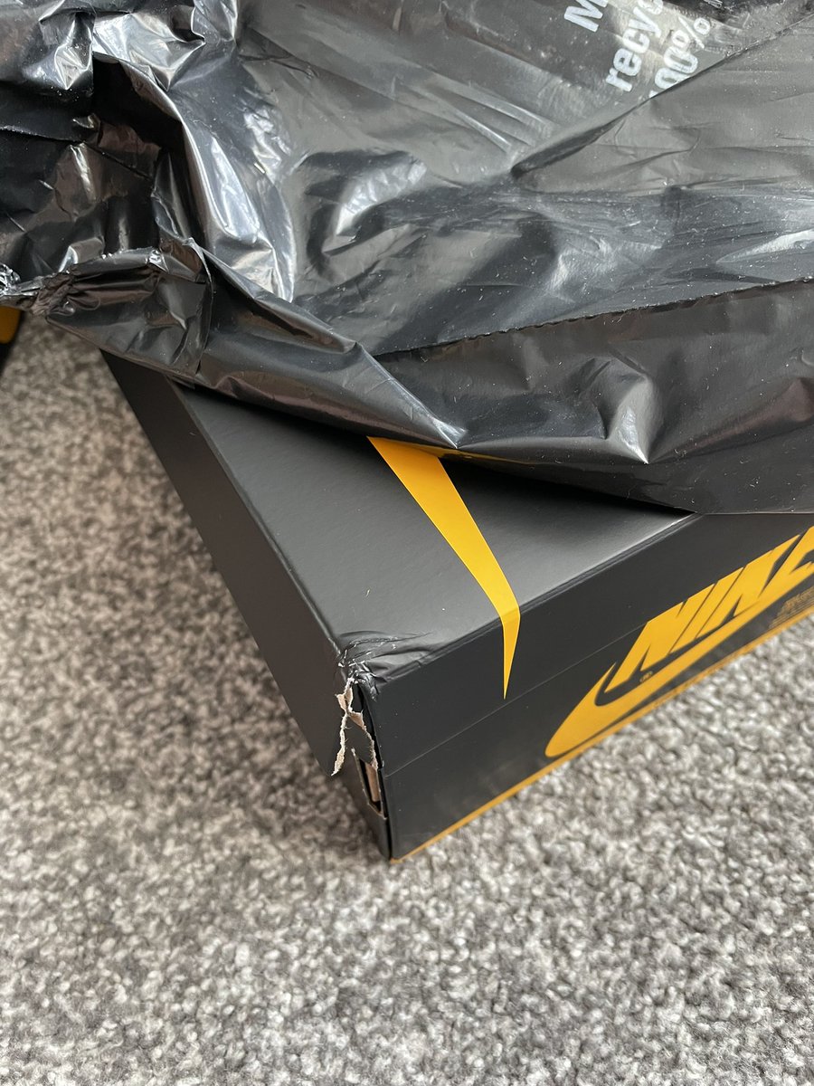 Dan_sx's tweet photo. @sizeofficial would it kill you to double box for a decent pair ffs https://t.co/lEPGtYP7cd