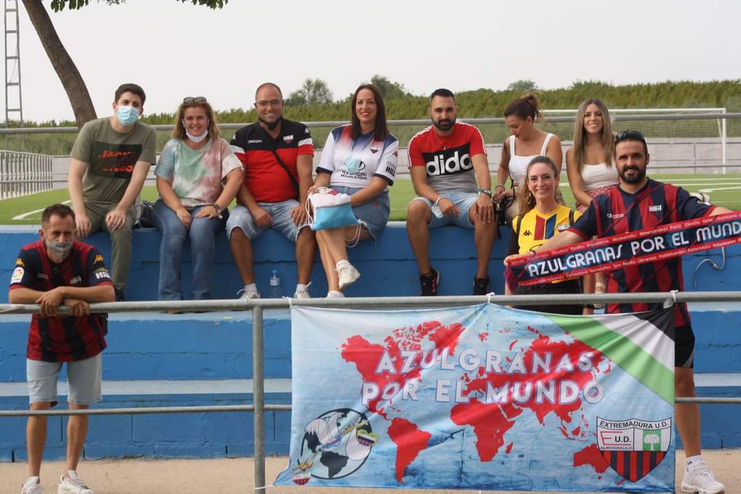 <a href="/EXT_UD/">Extremadura UD</a> <a href="/Frente_Vokeron/">Frente Vokeron</a> <a href="/fanaticsazulgra/">fanatics azulgranas</a> <a href="/AzulgranasM/">Azulgranas por el mundo</a> Vamossss!!!! Que esto comienza. 🔵🔴🔵🔴⚽️ <a href="/EXT_UD/">Extremadura UD</a>