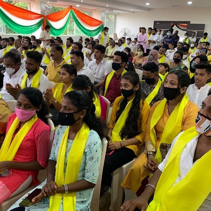 luqmanbantwal's tweet photo. ದ.ಕ ಜಿಲ್ಲಾ ಯುವ ಕಾಂಗ್ರೆಸ್ ಸಮಿತಿ ಆಯೋಜಿಸಿದ್ದ ಬ್ರಹ್ಮಶ್ರೀ ನಾರಾಯಣಗುರು ಜಯಂತಿ ಕಾರ್ಯಕ್ರಮದಲ್ಲಿ ಭಾರತೀಯ ರಾಷ್ಟ್ರೀಯ ಯುವ ಕಾಂಗ್ರೆಸ್ ಅಧ್ಯಕ್ಷರಾದ ಶ್ರೀ ಬಿ.ವಿ ಶ್ರೀನಿವಾಸ್, ವಿಧಾನ ಪರಿಷತ್ ಸದಸ್ಯರಾದ ಬಿ.ಕೆ ಹರಿಪ್ರಸಾದ್, ರಾಜ್ಯ ಮತ್ತು ಜಿಲ್ಲಾ ಕಾಂಗ್ರೆಸ್ ನಾಯಕರು ಭಾಗವಹಿಸಿದರು. https://t.co/faE34KDewg