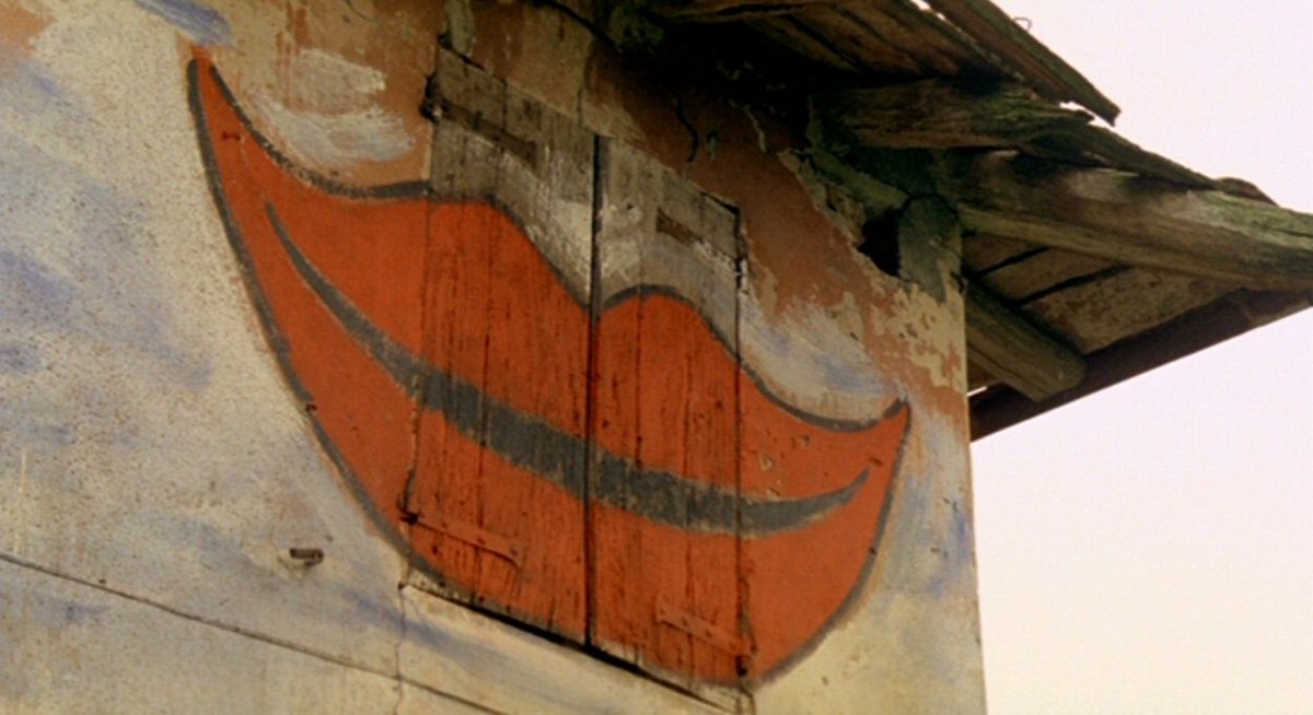 дом со смеющимися окнами кадры. кирпичный дом со ставнями. дом со смеющимися окнами. дом со смеющимися окнами. французские окна в частном доме.