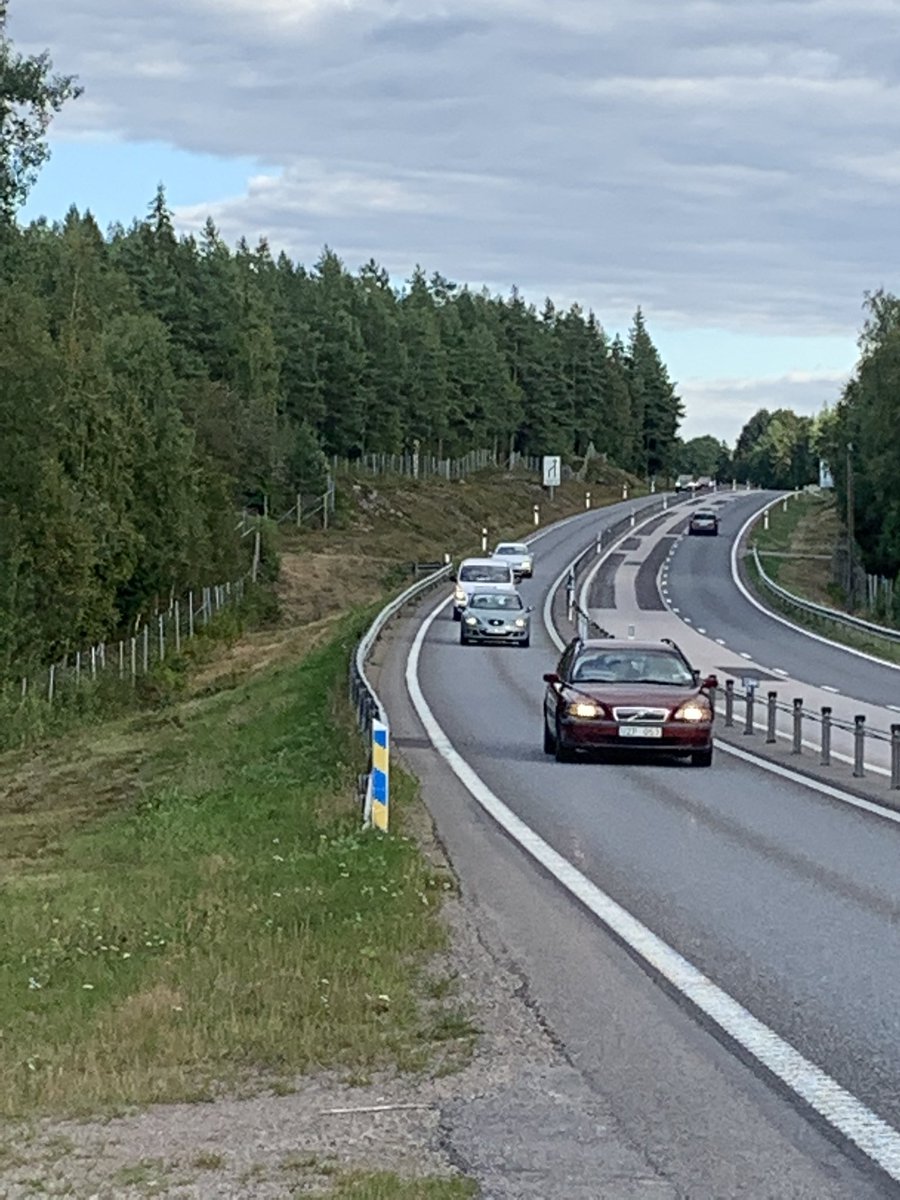 pietkuip's tweet photo. Det är förbjudet att cykla på motorvägen fast vägrenen är mycket bredare där än på dessa landsvägar med vajerräcken. 

Här är det tillåtet att cykla, bara så att Bilverket kan slippa bygga cykelvägar på landet. Det blir allt svårare att cykla till skolan för barn utanför stan. https://t.co/qc5oYXDmDN