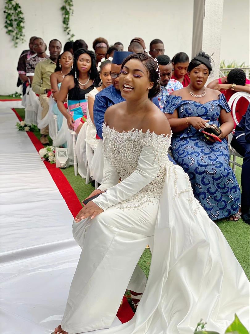 Nous tenons à dire merci à Muriel blanche qui nous a fait confiance pour la confection de sa robe de  mariage pour  la série de madame et monsieur. Cette robe nous a pris deux mois à confectionner. Chaque perle a été cousu à la main , des heures de travaille. 
#madeincameroun