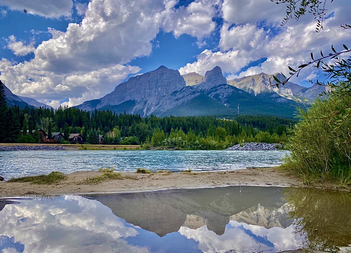 ChristinaKottm2's tweet photo. I really loved the reflection in this photo. Not as vivid as most, but I can appreciate it just the same. #CanmoreAlberta #Canada #outdoors #outexploring #hiking #NaturePhotography #alone #nature_sultans #amateurphotography #novicephotographer #mountainrange #reflection https://t.co/8xMxi56oKz