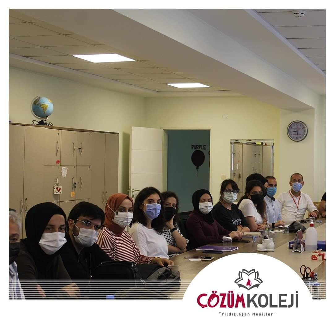 Hamidiye Çözüm Koleji Olarak; Mesleki Gelişim Seminerimiz okul idarecilerimiz, zümre başkanları ve öğretmenlerimizin katılımı ile İle başladı.
Covid 19 önlemleri doğrultusunda gerçekleşen seminer, yeni eğitim- öğretim yılı hazırlıklarına başlayan tüm kadromuza başarılar diliyoruz