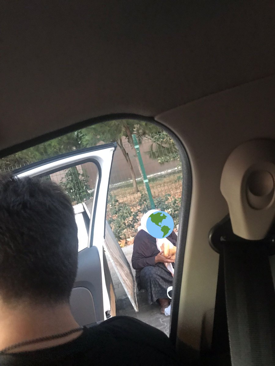 MuhammetSahin95's tweet photo. Fadime Teyze'yi biraz önce çöpten ekmek çıkarırken gördük. Kendisine marketten bir seyler almayi teklif ettik asla kabul etmedi. Torunlarinin evde ac olduğunh ve bu ekmekleri onlar icin aldigini, birisinden para almayacagini, dilenci olmadigini söyledi. https://t.co/5fvwfdBOwb