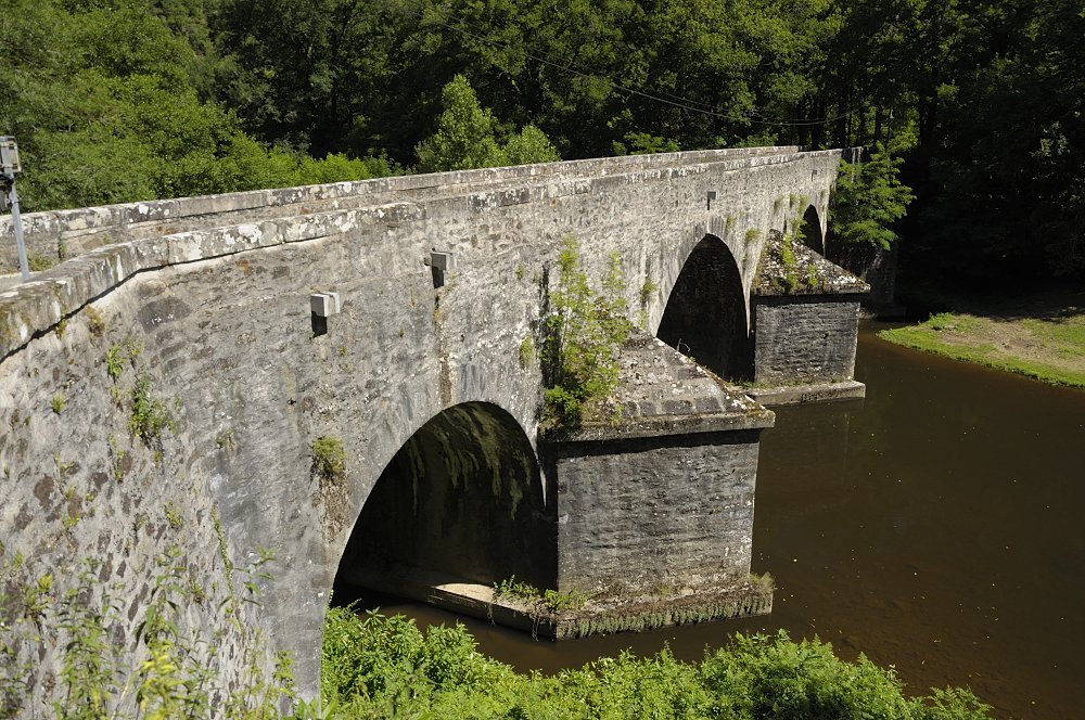 occitaniatours2's tweet photo. Puente de Thuriès, sobre el #Viaur #Tarn #Occitanie #Occitània https://t.co/AURlWlKLqA