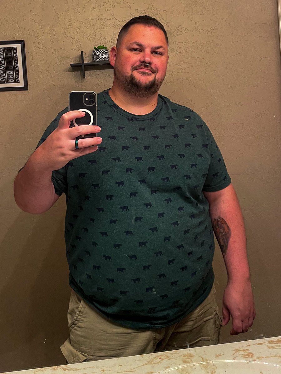 StoryBear14's tweet photo. Lighting in the bathroom was fairly fire at my friends groups house for Harry Potter Bake fest lol. #bear #bi #bibear #panbear #chub #beard #bisexual #pansexual https://t.co/A7fsW0OQMc