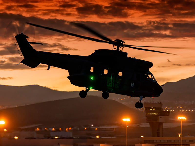 Esta serie de imágenes de Manuel Acosta Zapata ha sido premio <a href="/EjercitoAire/">Ejército del Aire y del Espacio</a> 2021 a la mejor colección. Titulada "Vade tu et fact similter" (ve tú y haz lo mismo), ilustra perfectamente los retos a los que se enfrentan los pilotos del Ala 46 en las tareas de salvamento y rescate.